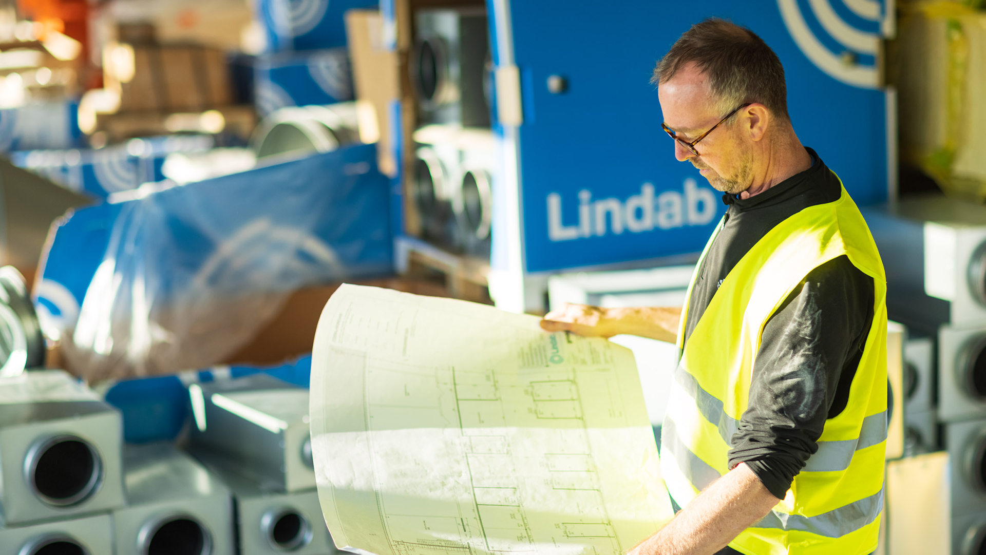 Mies tutkii ilmanvaihtosuunnitelmaa