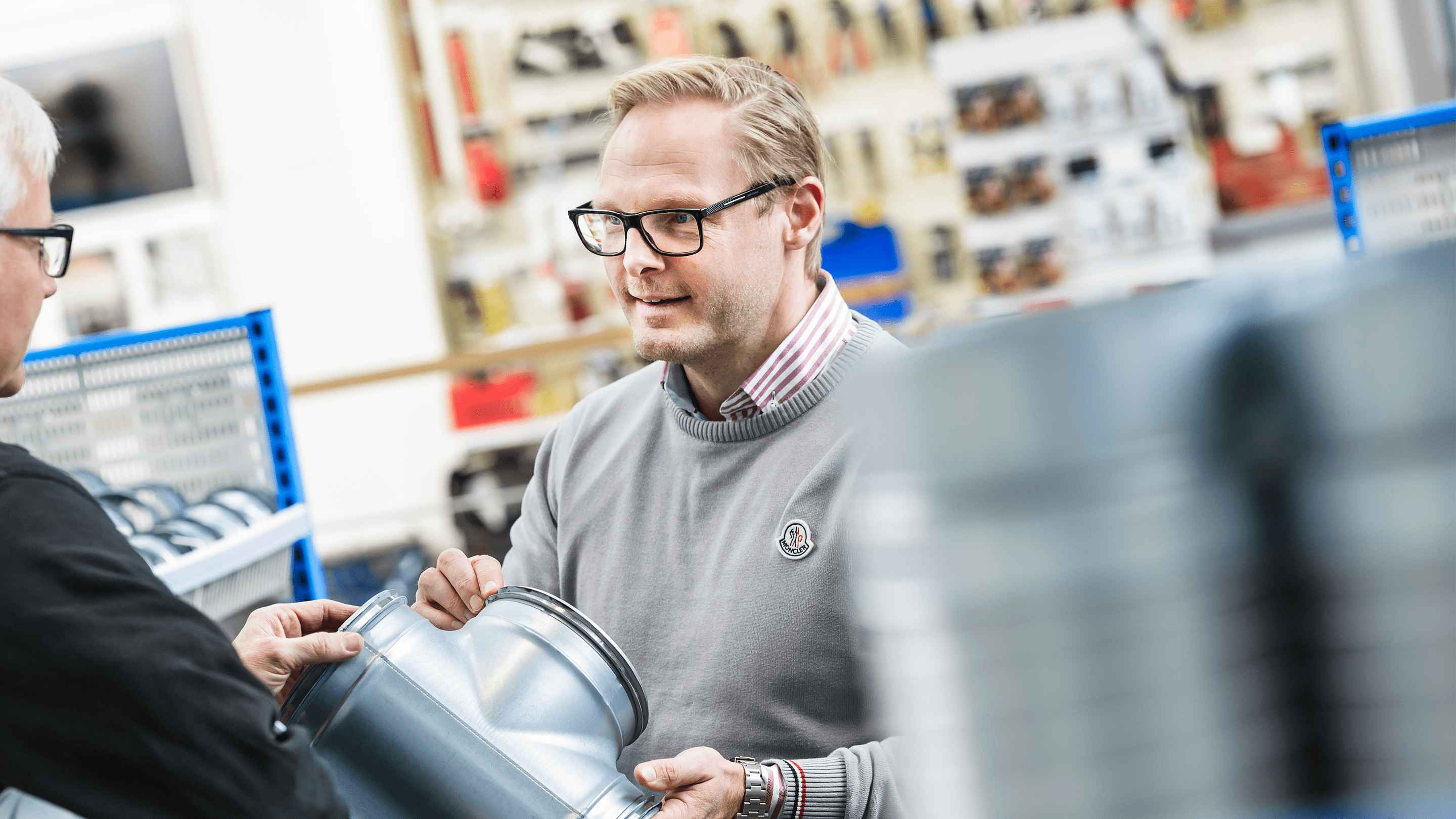 Lindabin työntekijä myymälässä