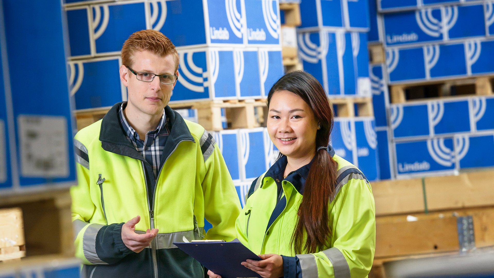 Nainen ja mies Lindabin varastossa