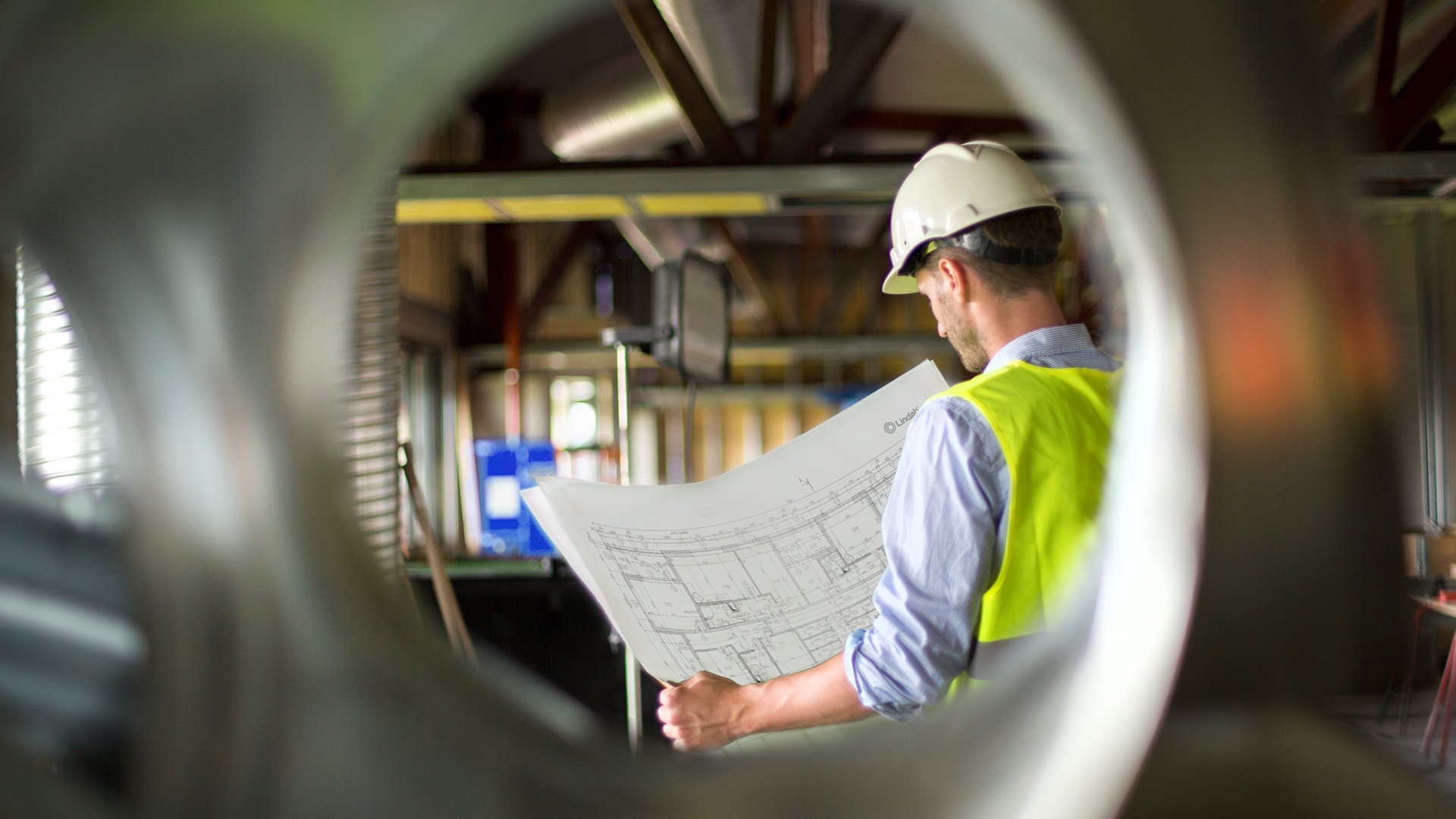 Mies katsoo suunnitelmaa