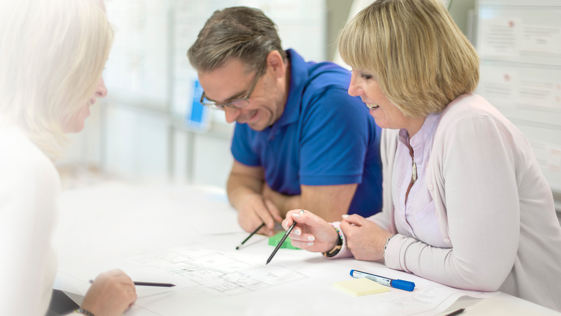 Nainen ja mies palaverissa