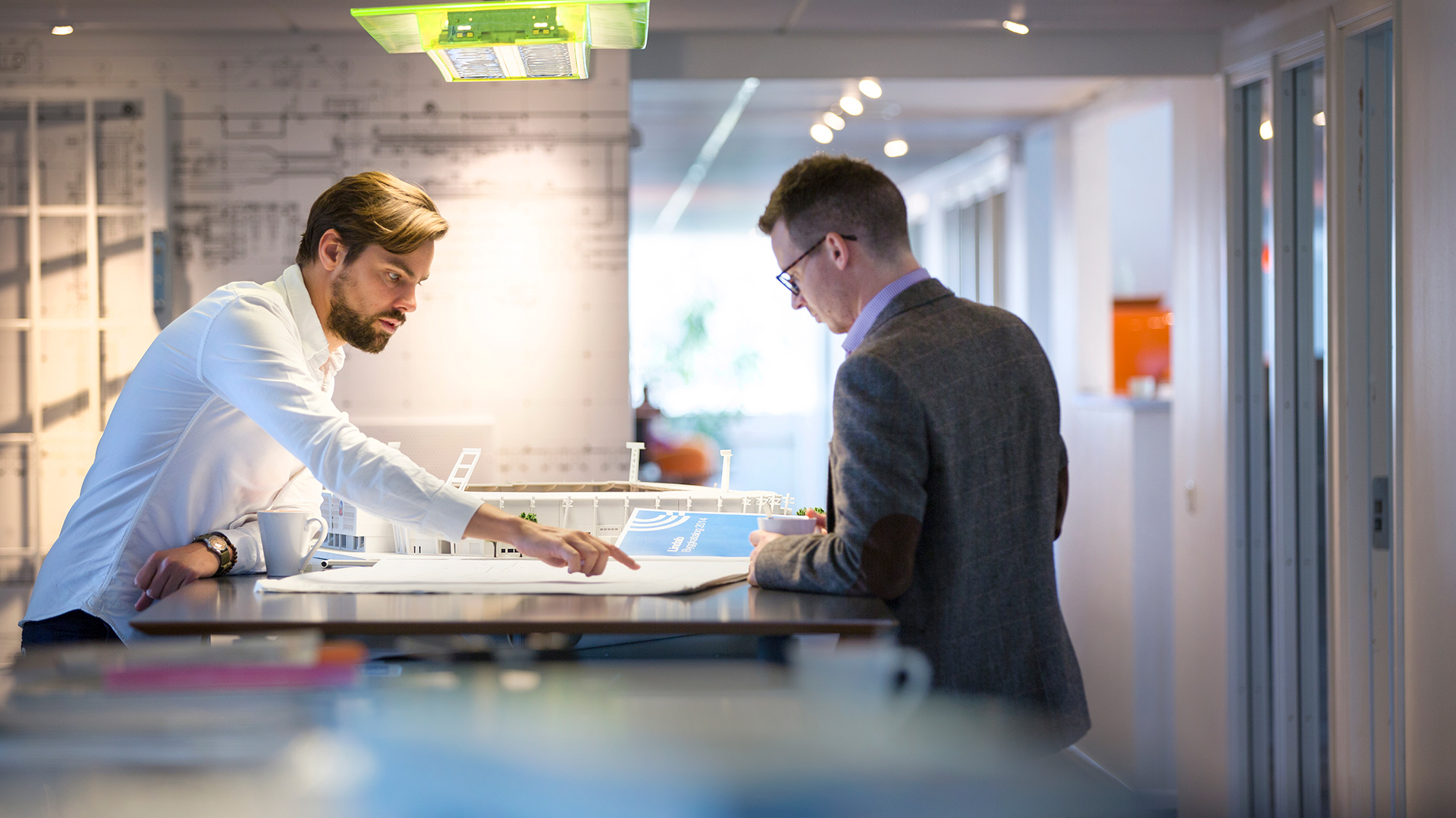 Kaksi miestä suunnittelupalaverissa