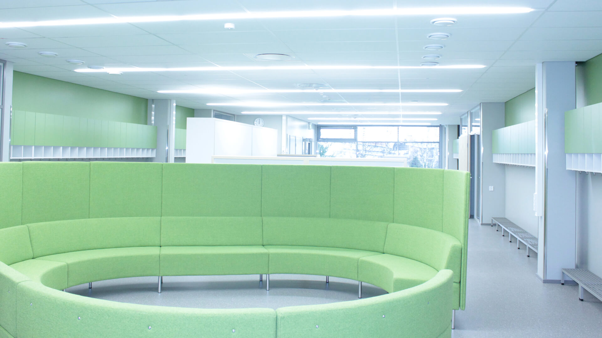 Kaarisillan yhtenäiskoulun käytävä