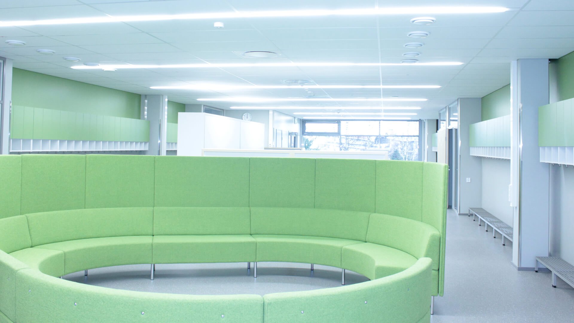 Kaarisillan yhtenäiskoulun käytävä